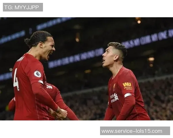 利物浦与诺维奇激情对决海报展现足球魅力与团队精神